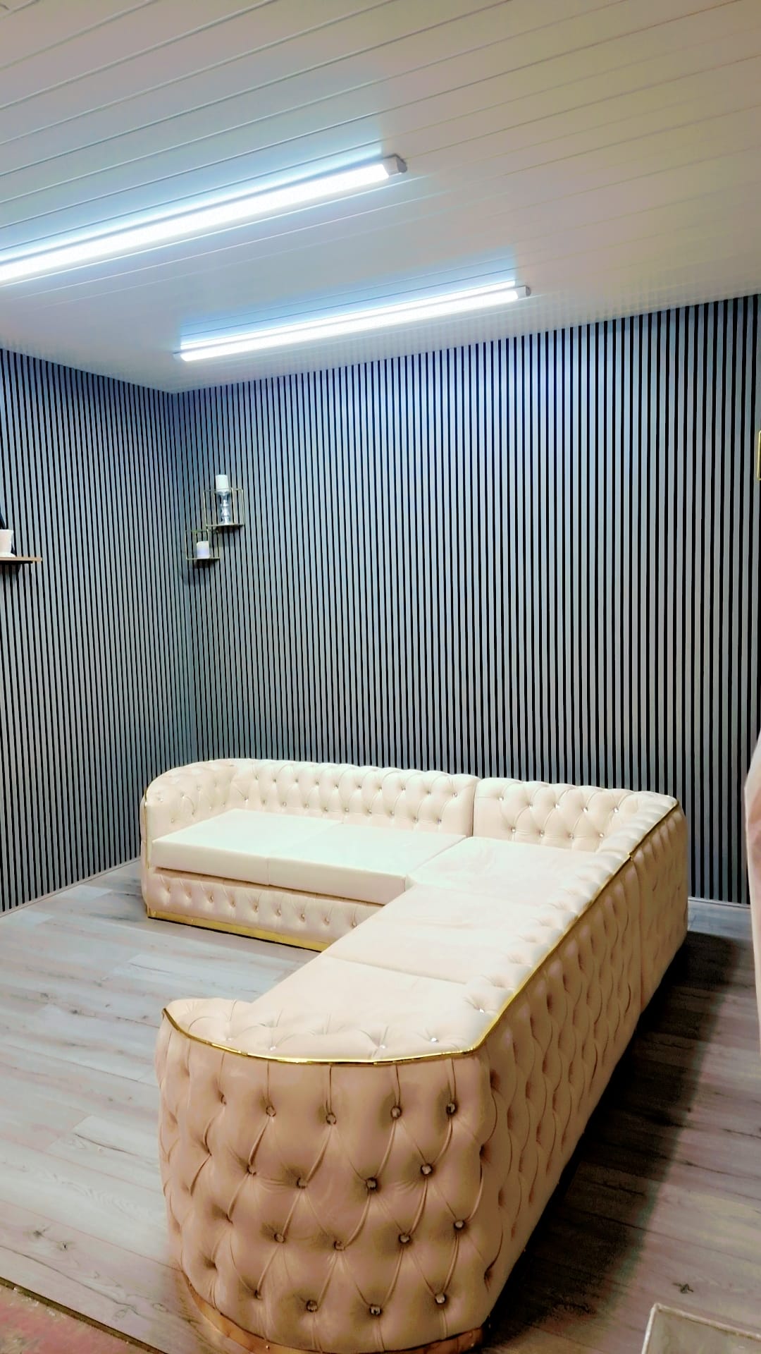 Viena Ambassador Chesterfield Corner Sofa in Plush Velvet Fabric